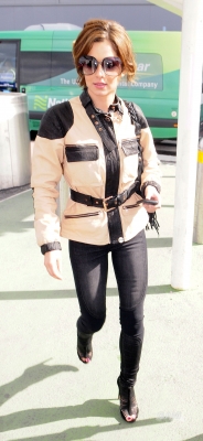 heryl_Cole_arriving_at_Heathrow_from_Dublin_03_05_10_9.jpg