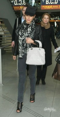 Cheryl_Cole_arriving_in_Cologne_Germany_10_04_10_22.jpg