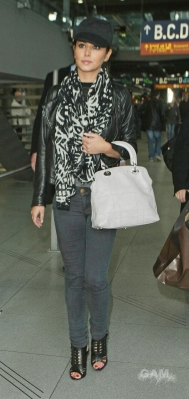 Cheryl_Cole_arriving_in_Cologne_Germany_10_04_10_8.jpg
