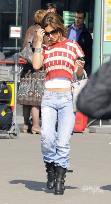 Cheryl_Cole_arriving_in_Holland_09_04_10_9.jpg
