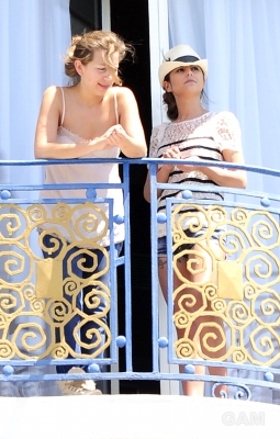 Cheryl_Cole_at_her_hotel_in_Cannes_21_05_10_14.jpg