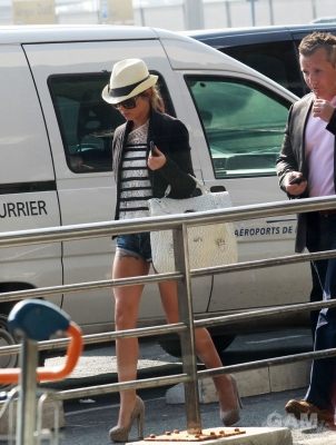 Cheryl_Cole_at_Nice_airport_in_France_21_05_10_18.jpg