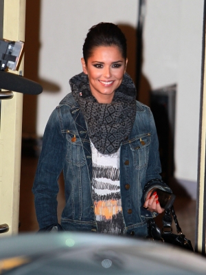 Cheryl_Cole_leaving_X_Factor_studios_09_10_10_3.jpg