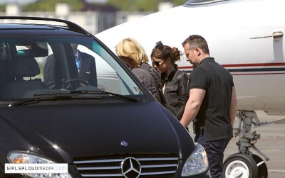Cheryl_Cole_lands_at_Duerne_airport_Belgium_19_05_10_2.jpg