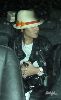 Cheryl_leaves_a_studio_in_Los_Angeles_California_4_04_10_3.jpg