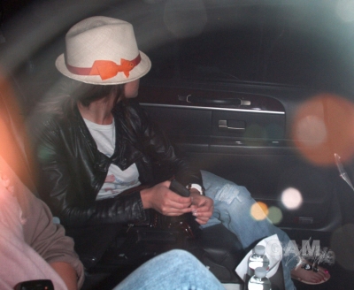 Cheryl_leaves_a_studio_in_Los_Angeles_California_4_04_10_4.jpg