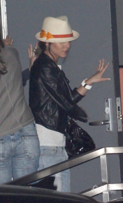 Cheryl_leaves_a_studio_in_Los_Angeles_California_4_04_10_9.jpg