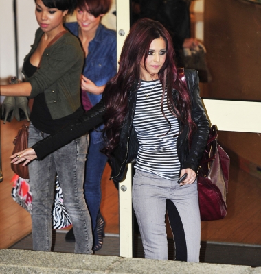 Cheryl_arriving_at_X_Factor_studios_with_red_hair_15_10_10_36.jpg