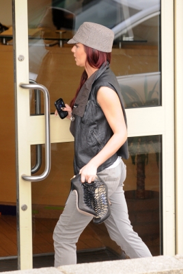 Cheryl_Cole_arriving_the_X_Factor_studios_16_10_10_7.jpg