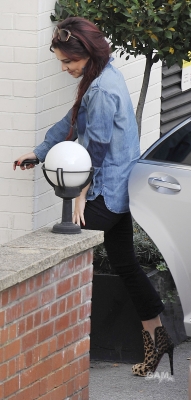 Cheryl_Cole_arriving_at_X_Factor_studios_17_10_10_1.jpg