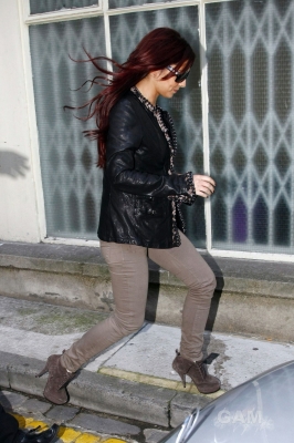 Cheryl_Cole_leaving_Radio_Two_studios_21_10_10_41.jpg