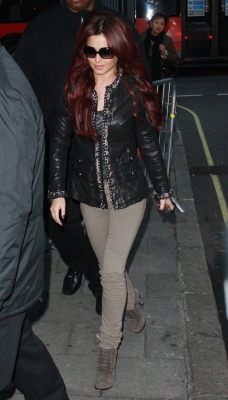 Cheryl_Cole_leaving_Radio_Two_studios_21_10_10_62.jpg