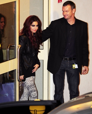 Girls_Aloud_minus_Nadine_leaving_X_Factor_studios_24_10_10_46.jpg