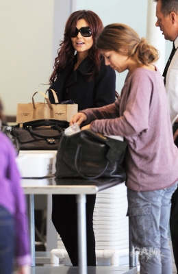Cheryl_Cole_at_LAX_Airport_04_11_10_1.jpg