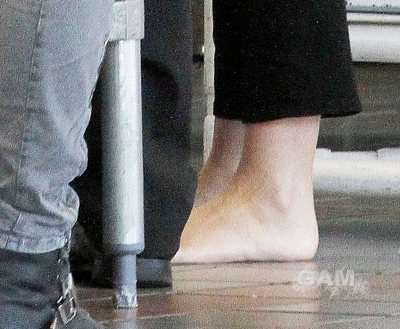 Cheryl_Cole_at_LAX_Airport_04_11_10_17.jpg