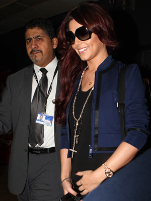 Cheryl_Cole_arriving_at_Heathrow_05_11_10_68.jpg