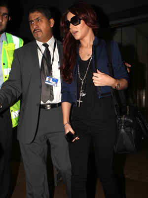 Cheryl_Cole_arriving_at_Heathrow_05_11_10_69.jpg