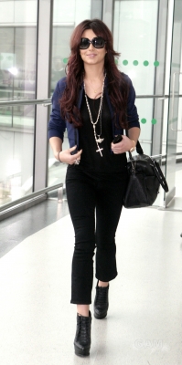 Cheryl_Cole_arriving_at_Heathrow_05_11_10_16.jpg