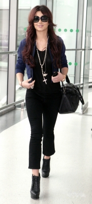 Cheryl_Cole_arriving_at_Heathrow_05_11_10_17.jpg
