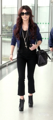 Cheryl_Cole_arriving_at_Heathrow_05_11_10_18.jpg