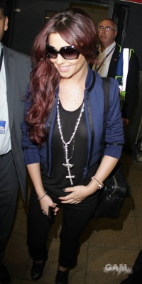 Cheryl_Cole_arriving_at_Heathrow_05_11_10_26.jpg
