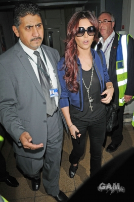 Cheryl_Cole_arriving_at_Heathrow_05_11_10_33.jpg
