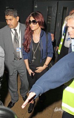 Cheryl_Cole_arriving_at_Heathrow_05_11_10_40.jpg
