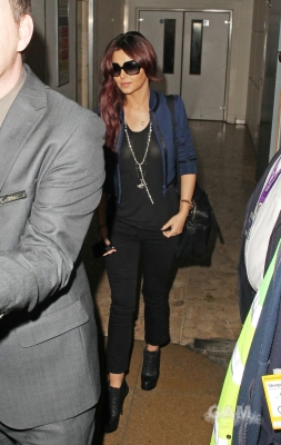 Cheryl_Cole_arriving_at_Heathrow_05_11_10_42.jpg