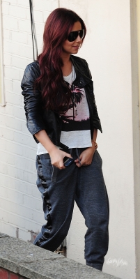 Cheryl_Cole_arriving_at_X_Factor_studios_07_11_10_2.jpg