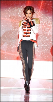Cheryl_performing_FFTL_on_French_Vivement_Dimanche_06_04_10_16.jpg