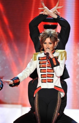 Cheryl_performing_FFTL_on_French_Vivement_Dimanche_06_04_10_2.jpg