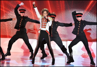 Cheryl_performing_FFTL_on_French_Vivement_Dimanche_06_04_10_21.jpg