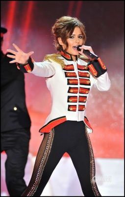 Cheryl_performing_FFTL_on_French_Vivement_Dimanche_06_04_10_37.jpg