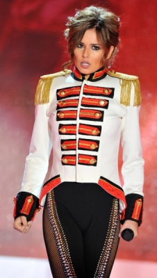 Cheryl_performing_FFTL_on_French_Vivement_Dimanche_06_04_10_8.jpg