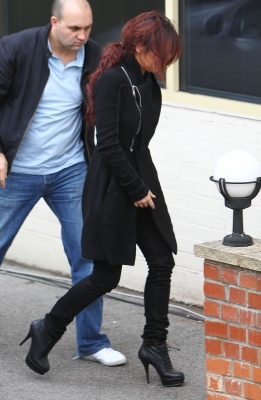 Cheryl_arrives_at_The_X_Factor_rehearsal_studios_12_11_10_8.jpg