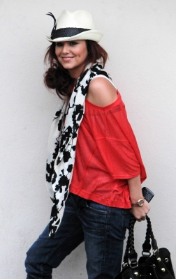 Cheryl_arriving_at_Fountain_Studios_tonights_show_13_11_10_11.jpg