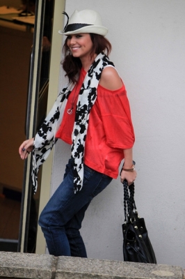 Cheryl_arriving_at_Fountain_Studios_tonights_show_13_11_10_22.jpg
