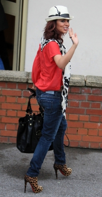 Cheryl_arriving_at_Fountain_Studios_tonights_show_13_11_10_5.jpg