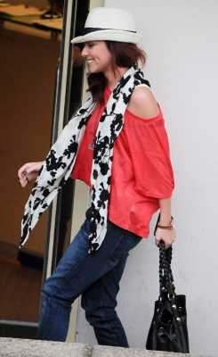 Cheryl_arriving_at_Fountain_Studios_tonights_show_13_11_10_6.jpg