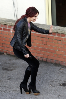 Cheryl_Cole_arriving_at_X_Factor_studios_19_11_10_3.jpg