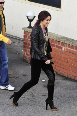 Cheryl_Cole_arriving_at_X_Factor_studios_19_11_10_47.jpg