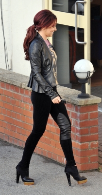 Cheryl_Cole_arriving_at_X_Factor_studios_19_11_10_6.jpg
