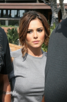 Cheryl_and_Derek_Hough_step_out_to_lunch_together_19_02_10_6.jpg