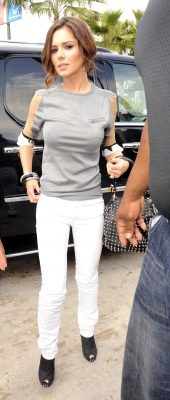 Cheryl_and_Derek_Hough_step_out_to_lunch_together_19_02_10_71.jpg