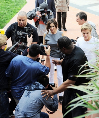 Cheryl_and_Derek_Hough_step_out_to_lunch_together_19_02_10_79.jpg