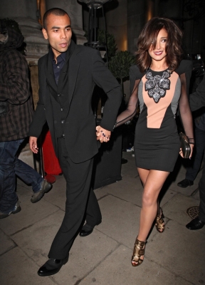 Cheryl_and_Kimberley_arriving_at_Mandarin_Oriental_12_01_10_10.jpg