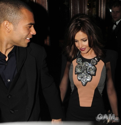 Cheryl_and_Kimberley_arriving_at_Mandarin_Oriental_12_01_10_159.jpg