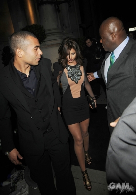 Cheryl_and_Kimberley_arriving_at_Mandarin_Oriental_12_01_10_43.jpg