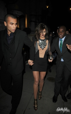 Cheryl_and_Kimberley_arriving_at_Mandarin_Oriental_12_01_10_56.jpg