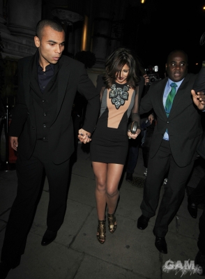 Cheryl_and_Kimberley_arriving_at_Mandarin_Oriental_12_01_10_57.jpg